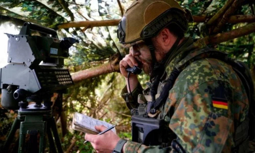 «Βόμβα» από την Εύα Χογκλ: Ο στρατός της Γερμανίας "γερνάει" - Στέλνουν ακόμα τα έγγραφα με φαξ και επικοινωνούν με "αρχαίους" ασυρμάτους